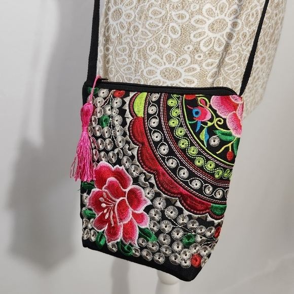 Women's Detail Floral Embroidered Black Small Crossbody Shoulder Bag Lightweight - Picture 16 of 16